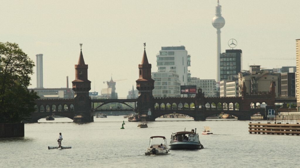 Wassertoruismus Berlin (Photo: Ivan Chumak / Pexels)